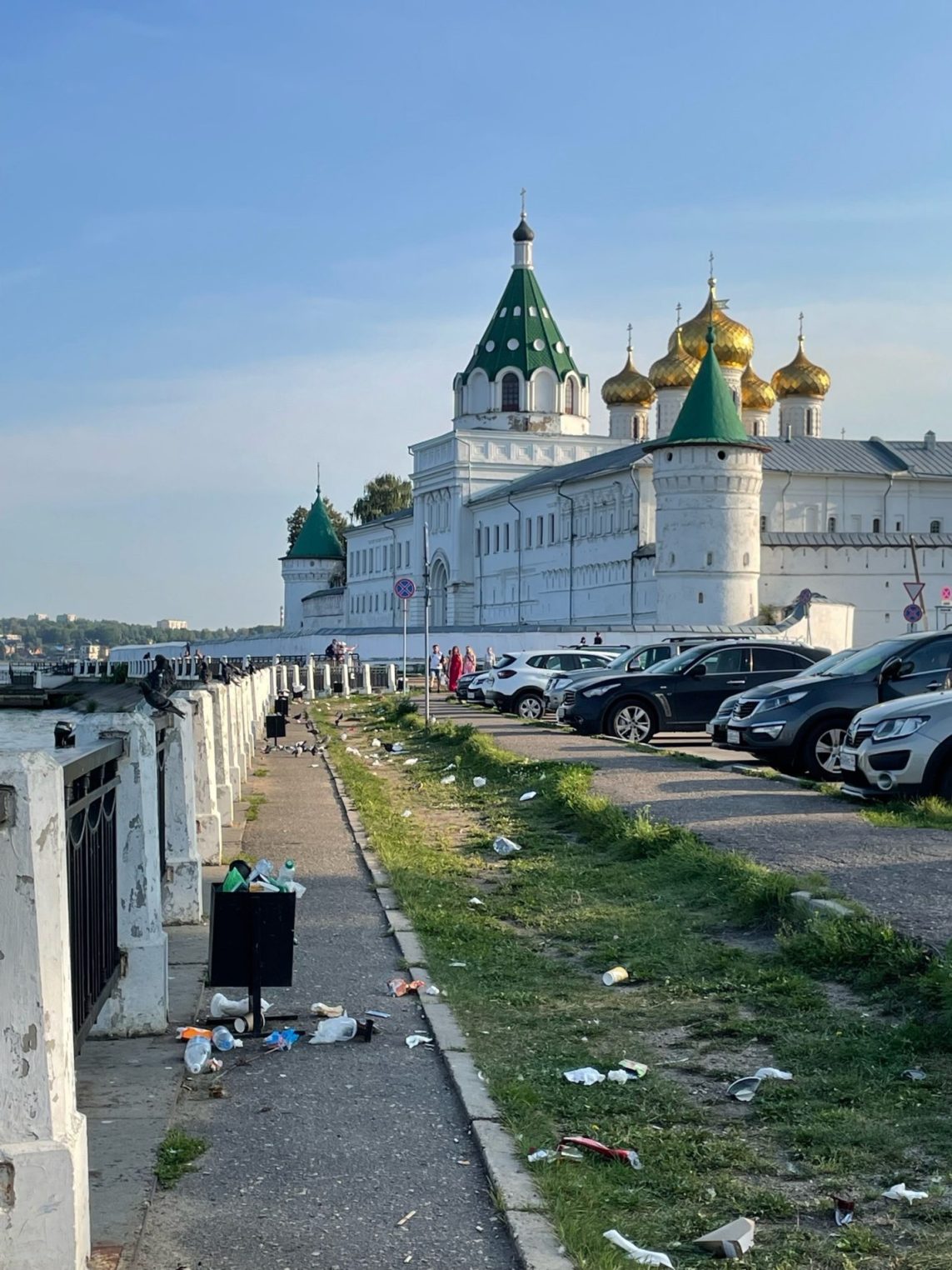 Перед Днём города Костромы набережную у монастыря превратили в помойку |  K1NEWS Кострома