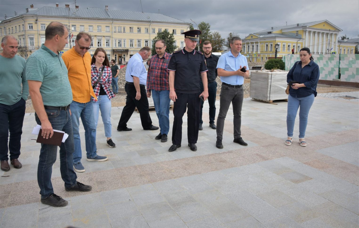 Укладывать плитку на Сусанинской площади костромичей научили в Санкт-Петербурге