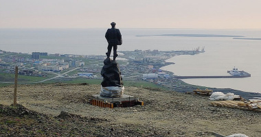 На Чукотке открыли памятник костромскому писателю Олегу Куваеву