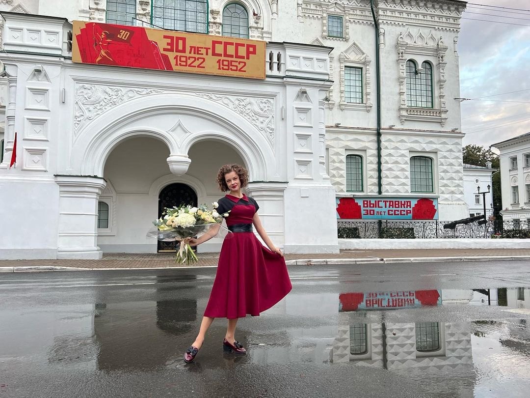 Актриса Катерина Шпица похвасталась ретро-платьем в Костроме