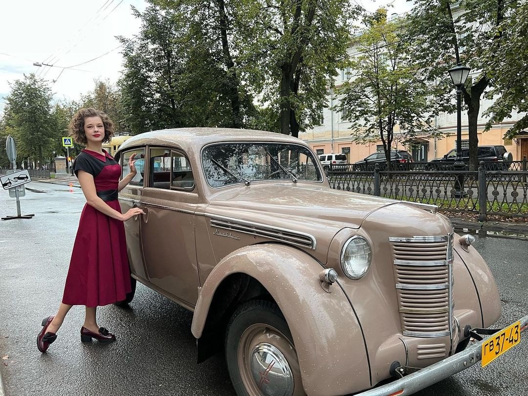 Актриса Катерина Шпица похвасталась ретро-платьем в Костроме