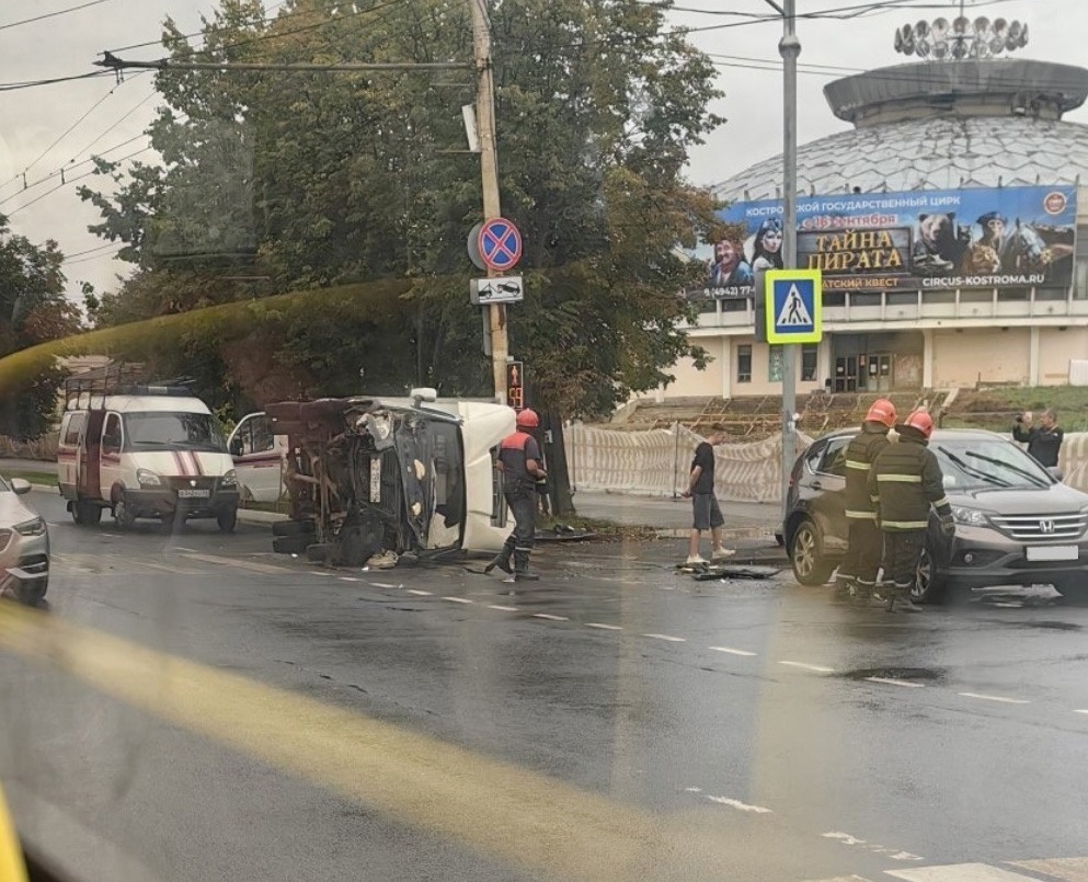 В Костроме грузовик опрокинулся при столкновении с легковушкой возле цирка