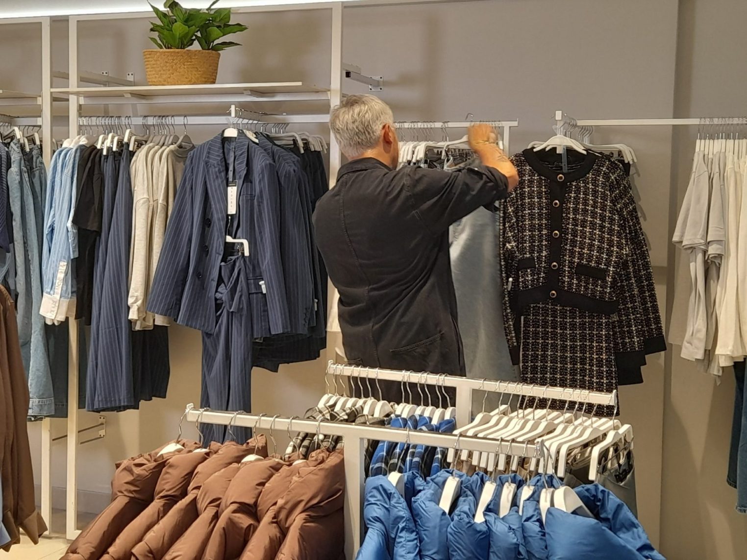 Стилист Александр Рогов выбирал одежду в  магазинах Костромы