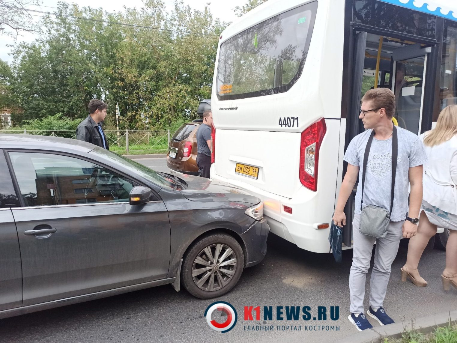 Новый автобус попал в аварию в Костроме