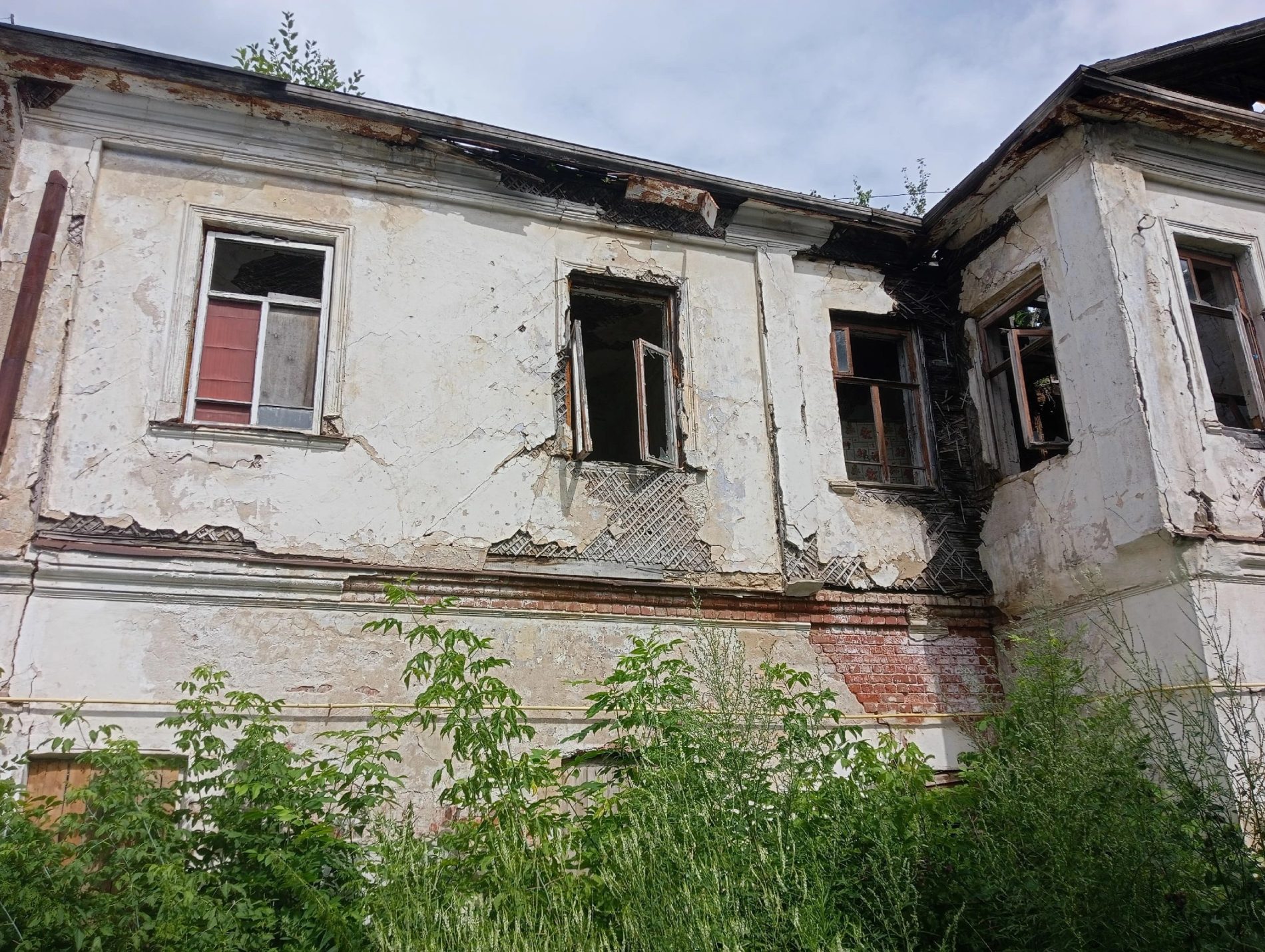 Мэрия Костромы не смогла заставить жильцов разобрать их дом
