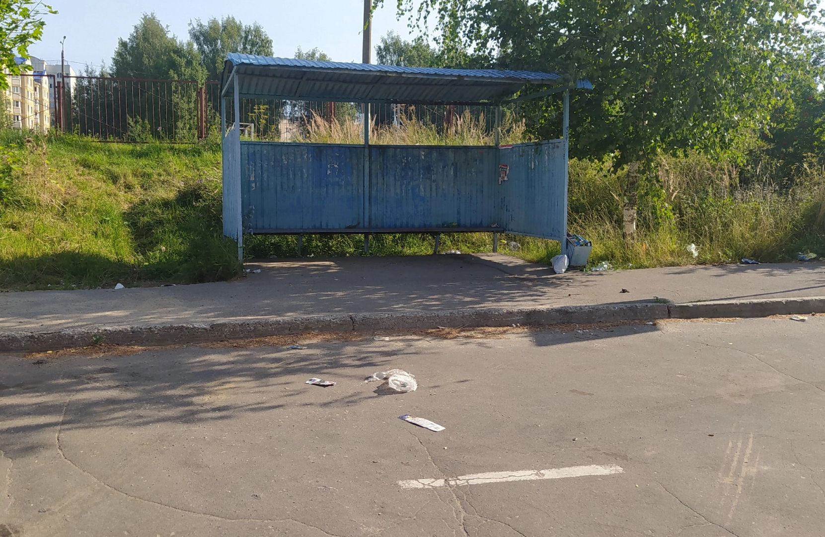 Брошенная остановка в Костроме стала пристанищем зла