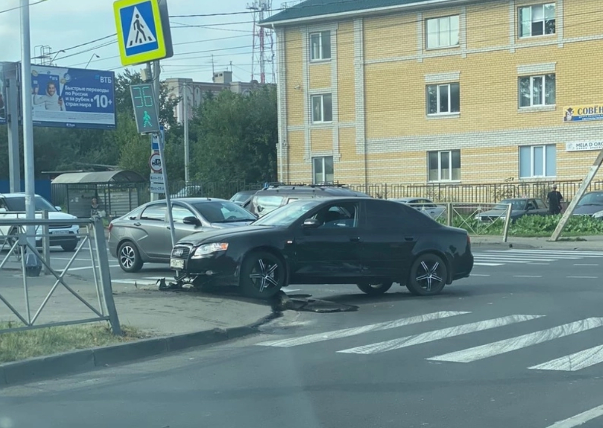 Машина врезалась в светофор в центре Костромы