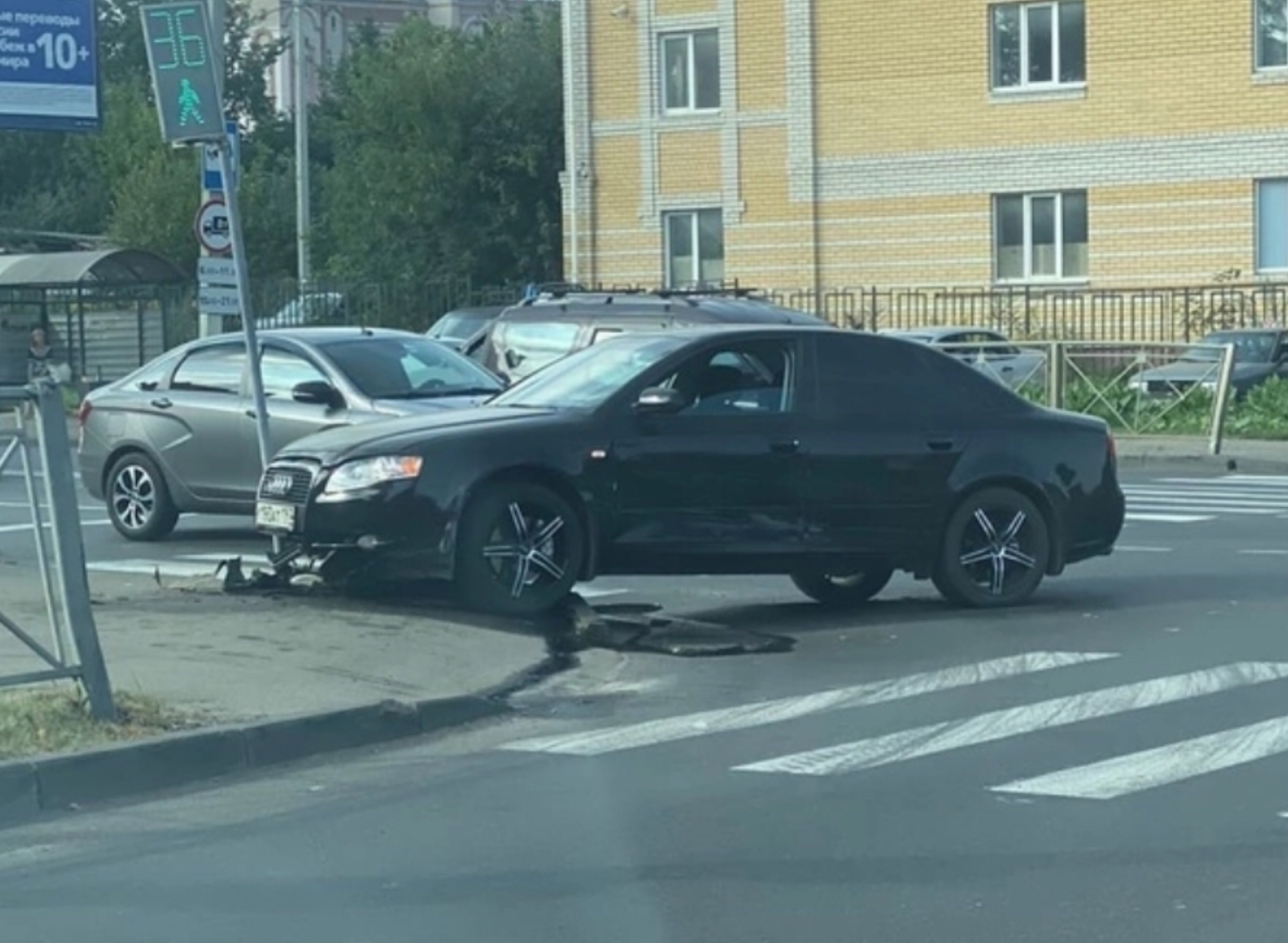 Машина врезалась в светофор в центре Костромы