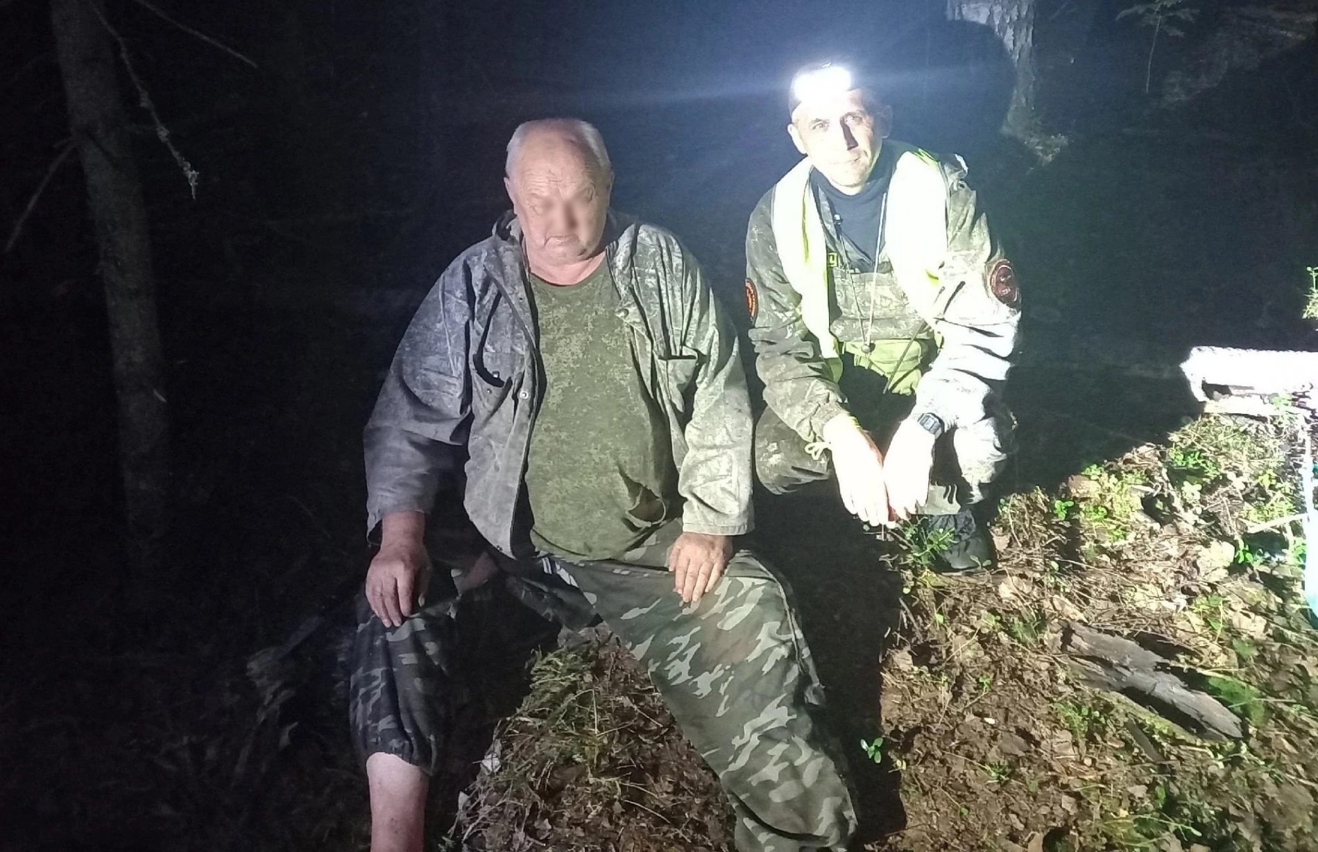 Поисковики спасли увязшего в болоте жителя Костромской области