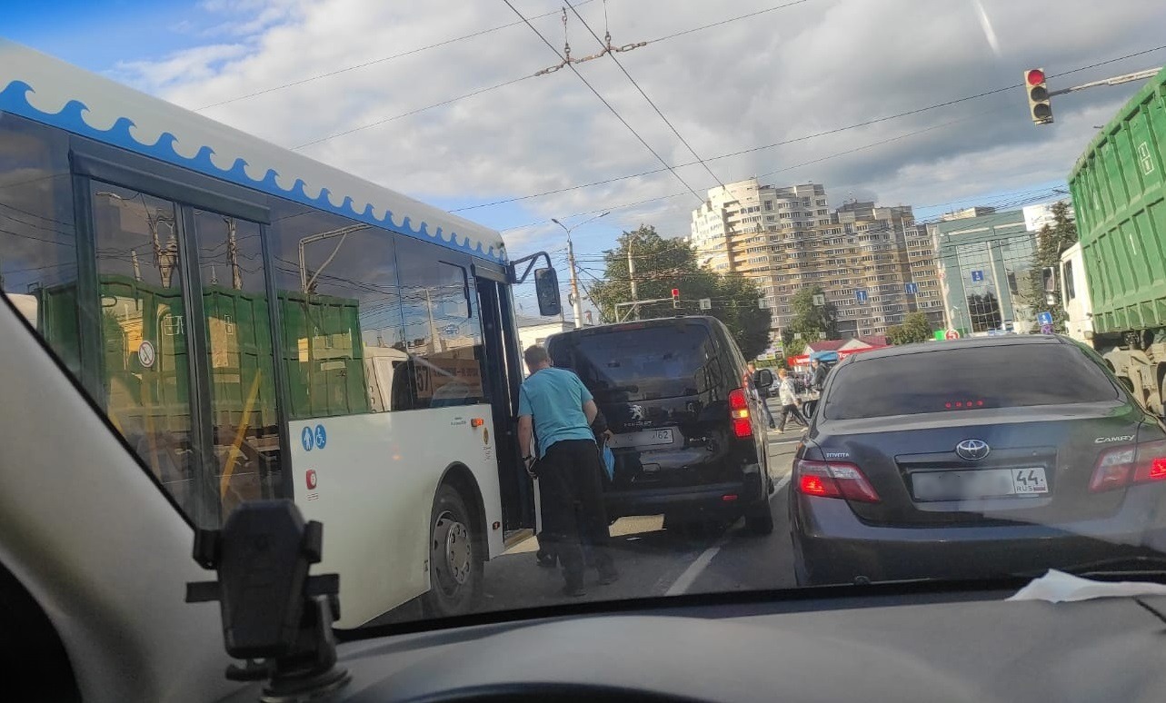 В центре Костромы попал в жёсткое ДТП новый автобус