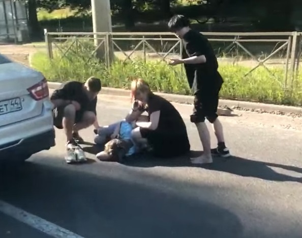 В Костроме автомобиль въехал в группу детей на пешеходном переходе