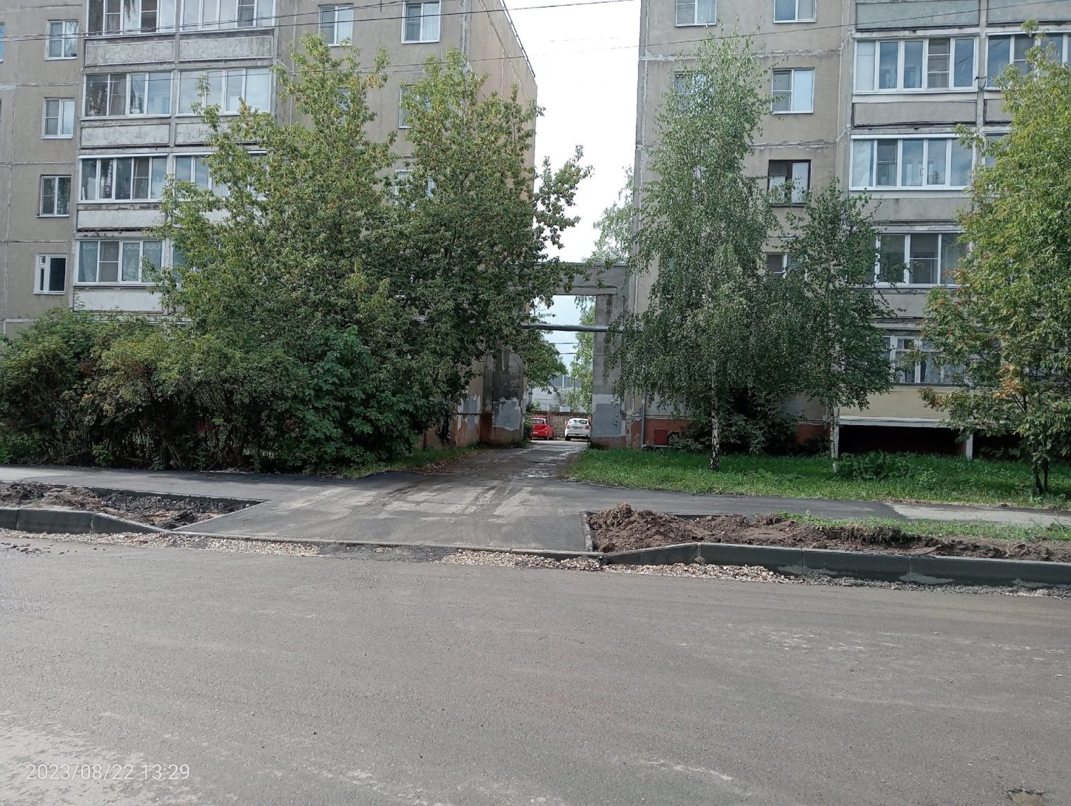 Встретим камнями: в Костроме разгорелась война из-за проезда по двору