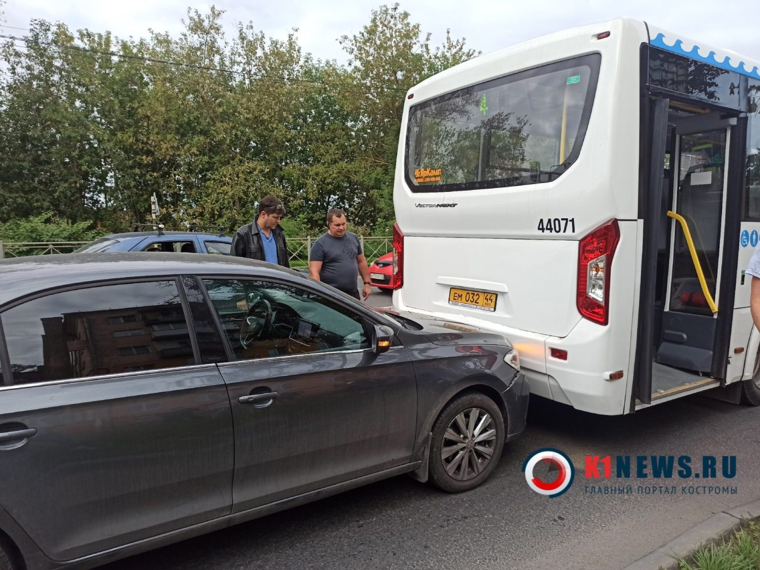 Новый автобус попал в аварию в Костроме