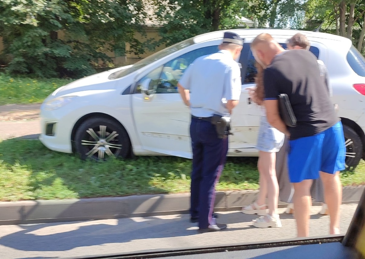 В Костроме запрещённая в жару фура таранила легковушку