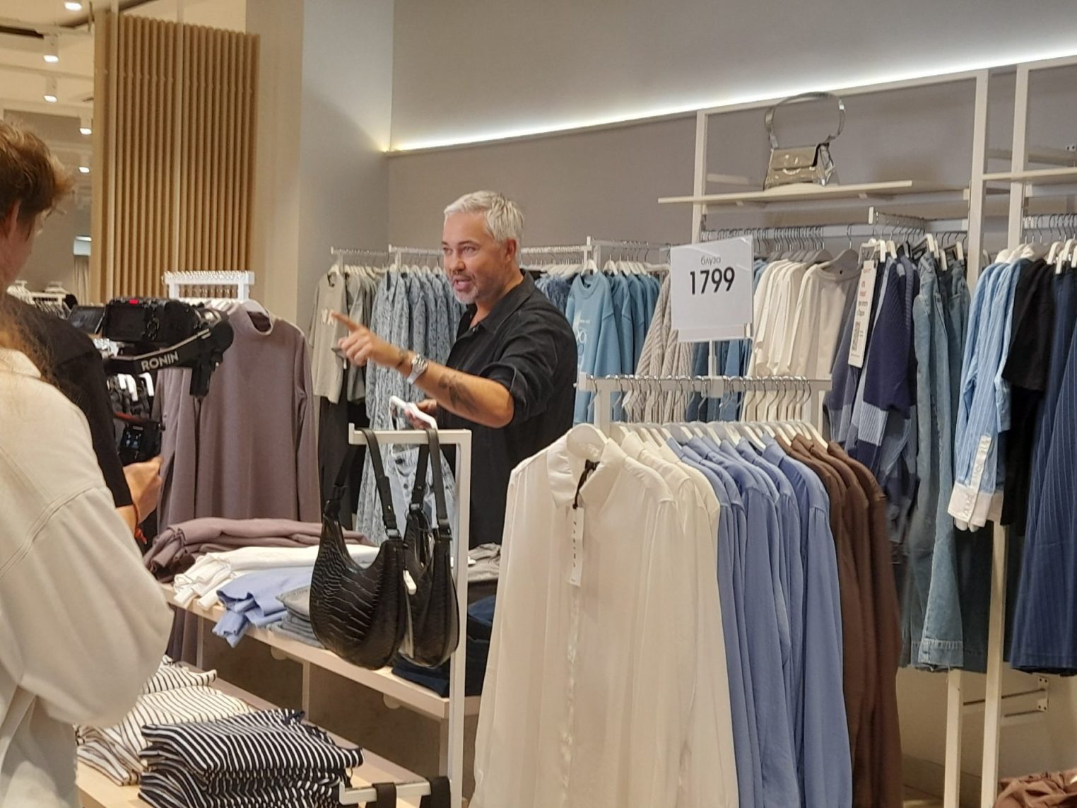 Стилист Александр Рогов выбирал одежду в  магазинах Костромы