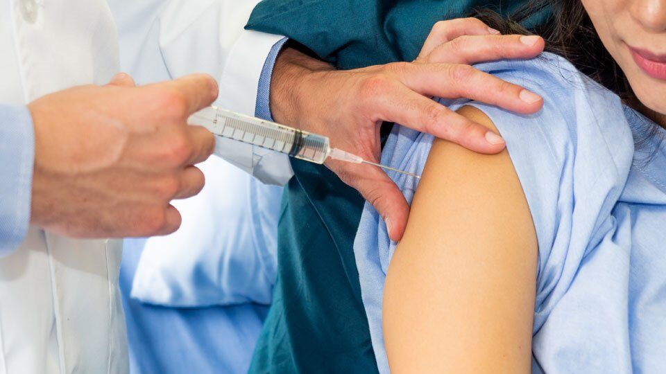 Жителей Костромской области начинают прививать от гриппа