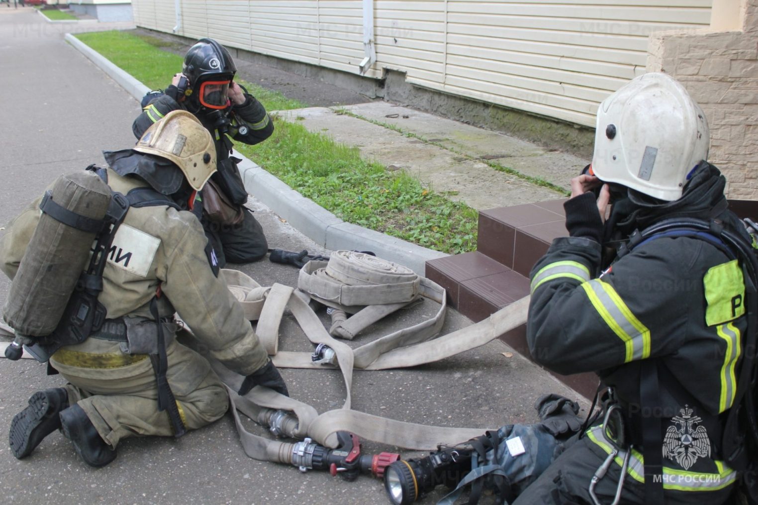 Спасатели эвакуировали 6 человек из общежития академии РХБЗ в Костроме