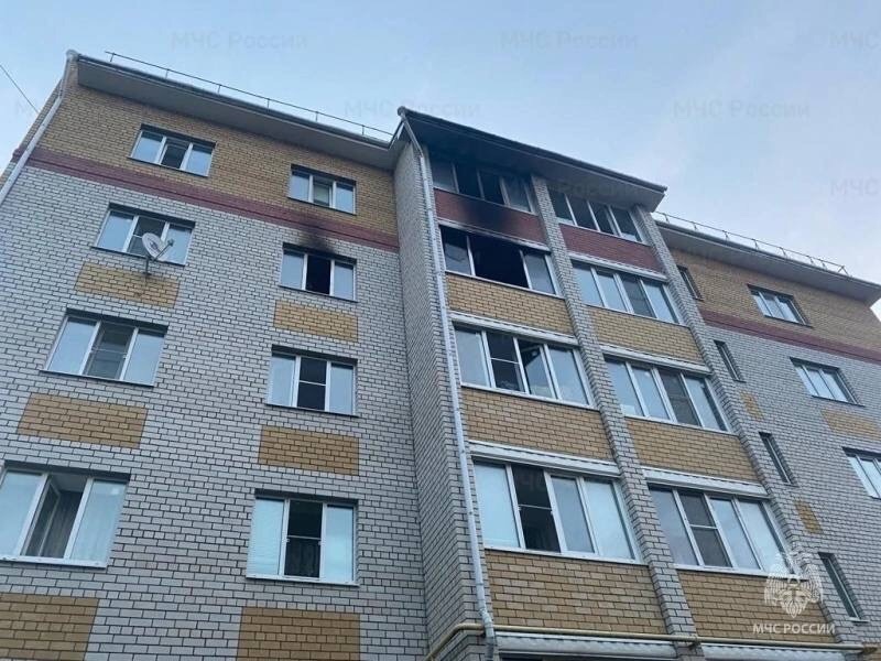 Сонных жителей эвакуировали ночью из горящей многоэтажки в Костроме