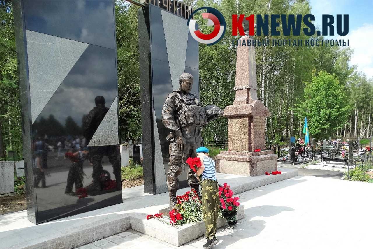 В День ВДВ в Костроме открыли памятник участникам СВО