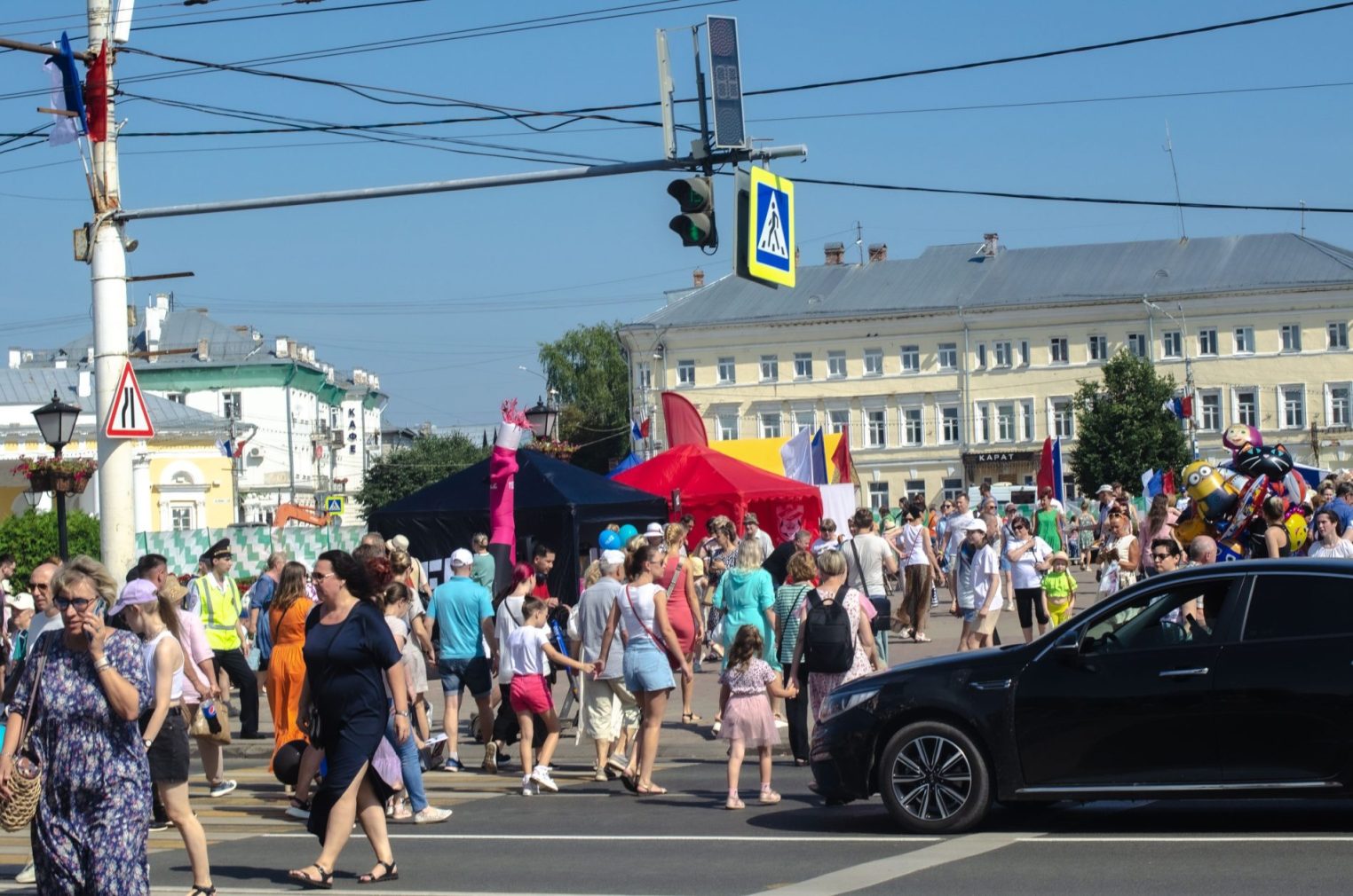 В День города костромичи охотно фотографировались с драматургом Островским