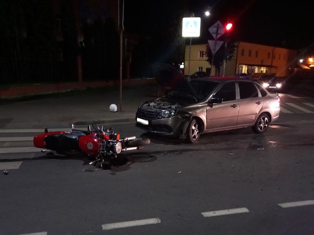 Мотоциклист проверил на прочность отечественное авто в Костроме