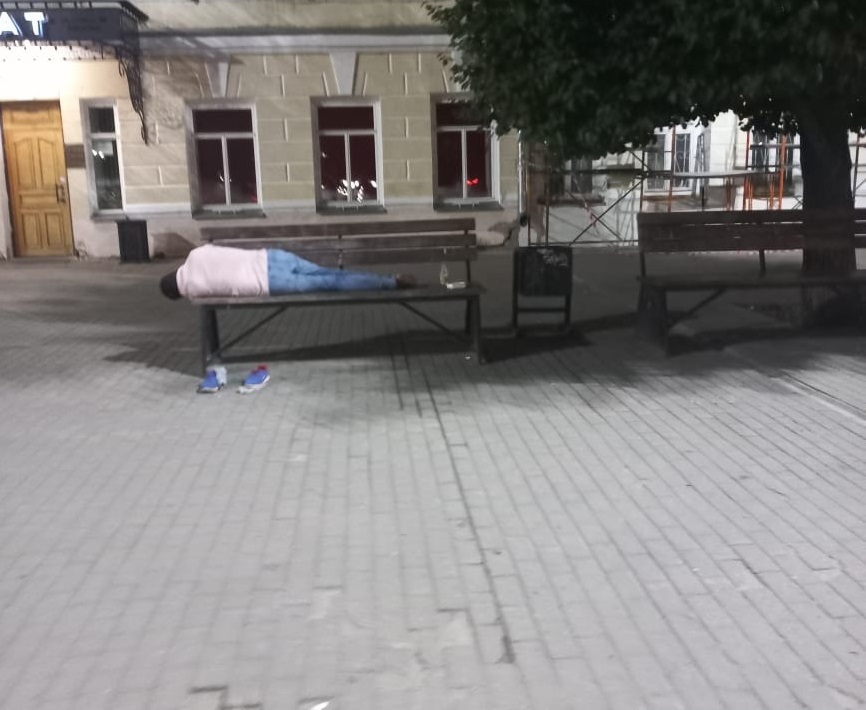 Спящие на лавках в центре Костромы пьяные возмутили горожан