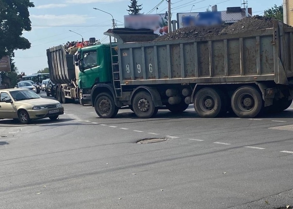 Центр Костромы встал в огромной пробке из-за столкновения грузовика и легковушки