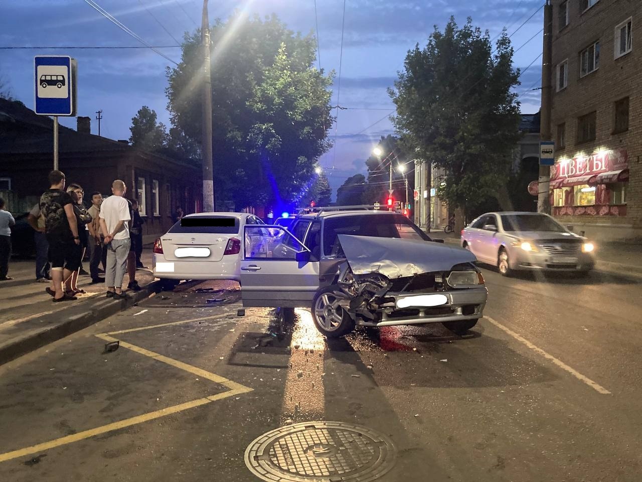 Такси на скорости врезалось в отечественное авто в Костроме