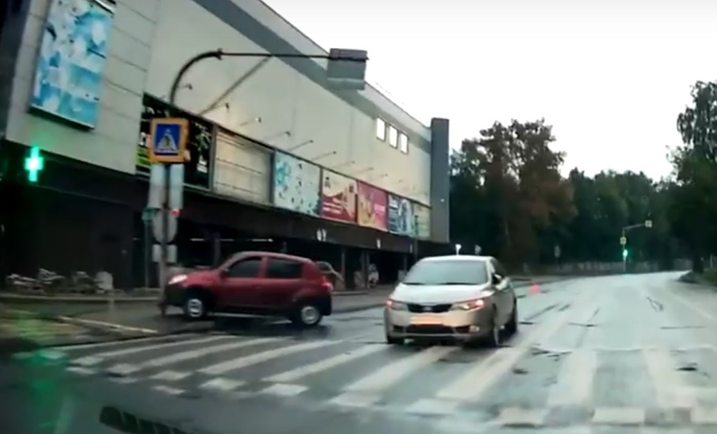 В Костроме легковушка таранила столб с дорожными знаками