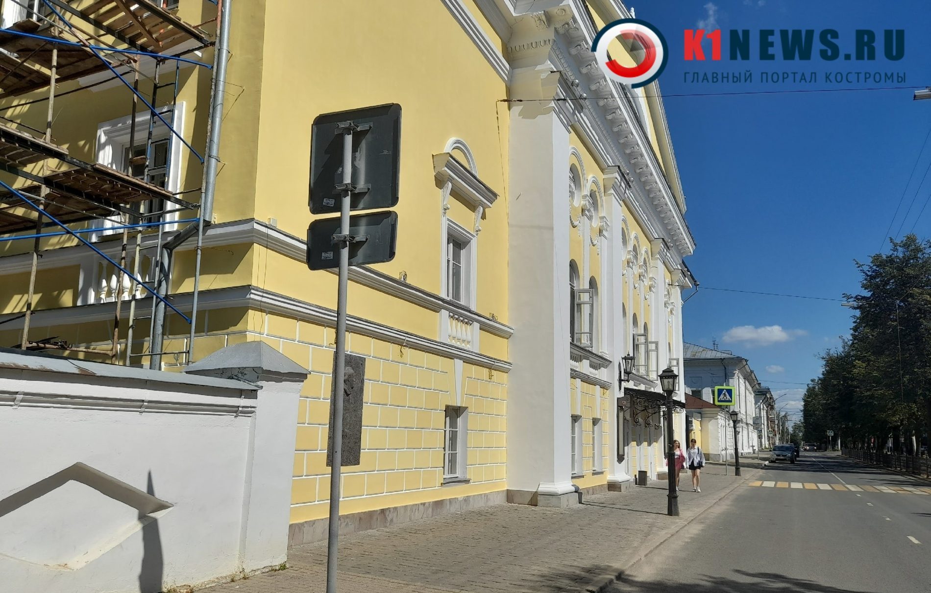 Фасад театра имени Островского в Костроме засиял благородным оттенком золота