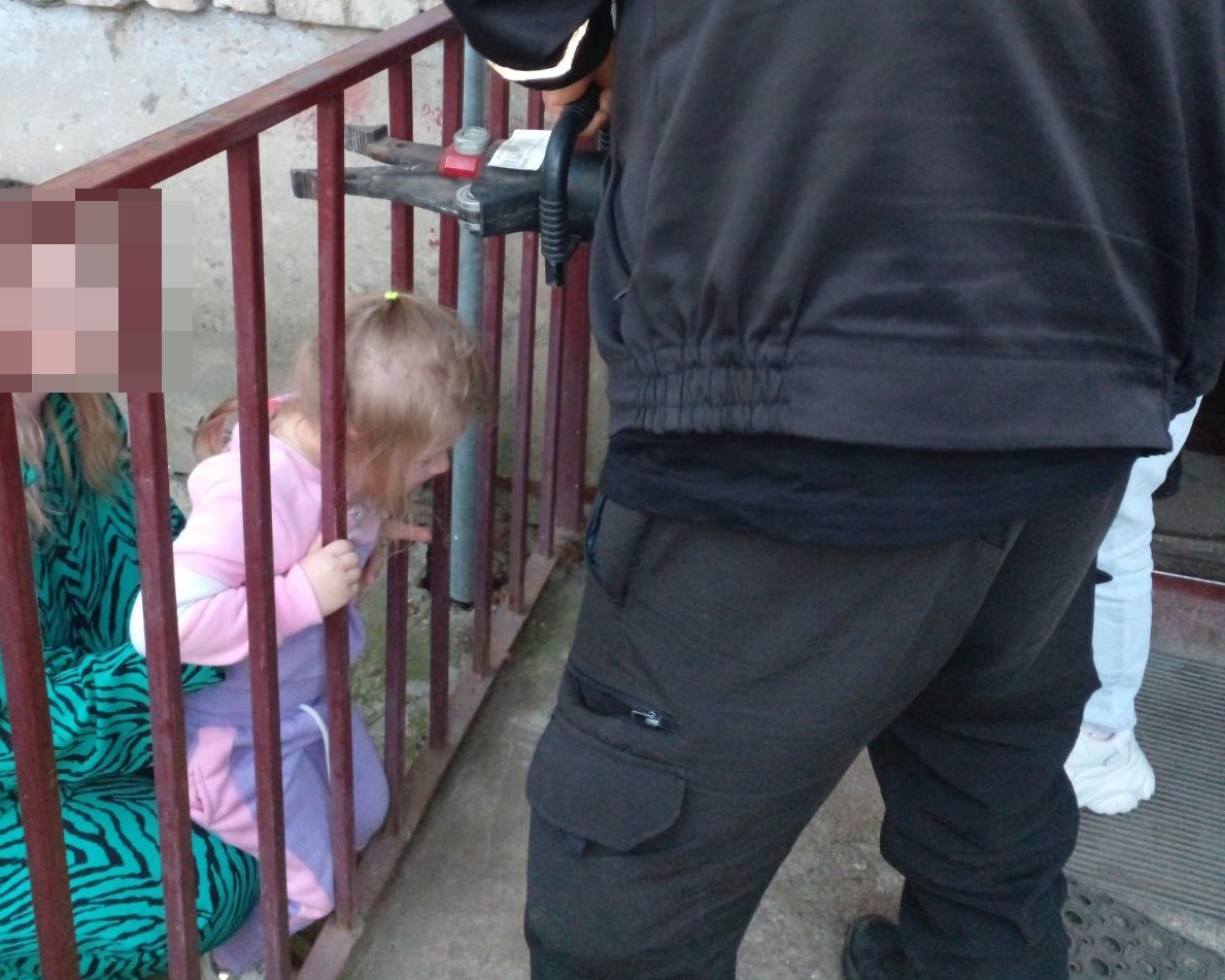 Маленький ребёнок застрял головой между прутьями перил в Костроме