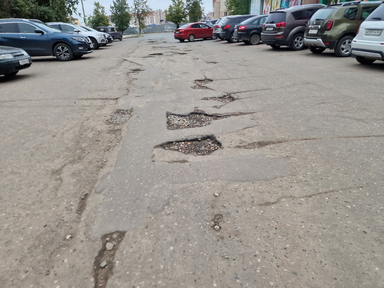 Провал на тротуаре костромичи сами починили камнями