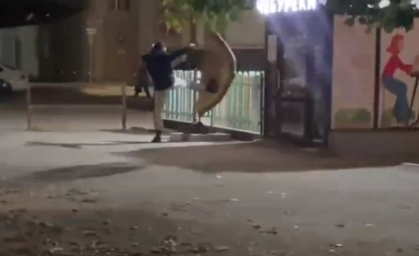 Драчуна с чебуреком загребли за пранки в Костроме. Видео