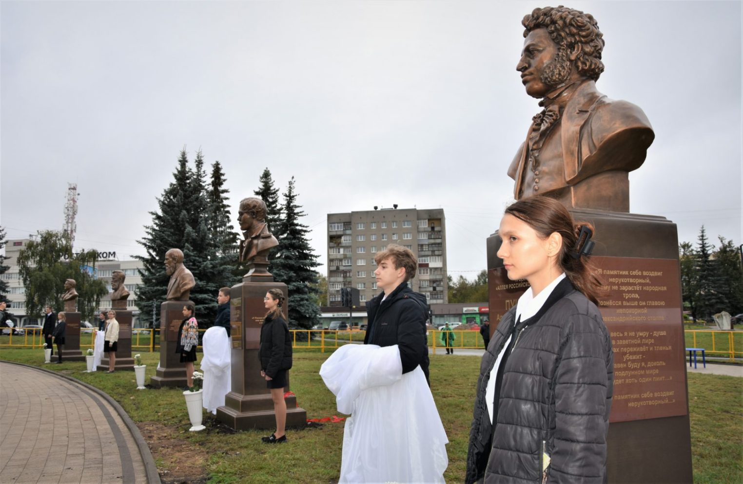 Костромичи устраивают семейные фотосессии на новой костромской «Аллее русской культуры»