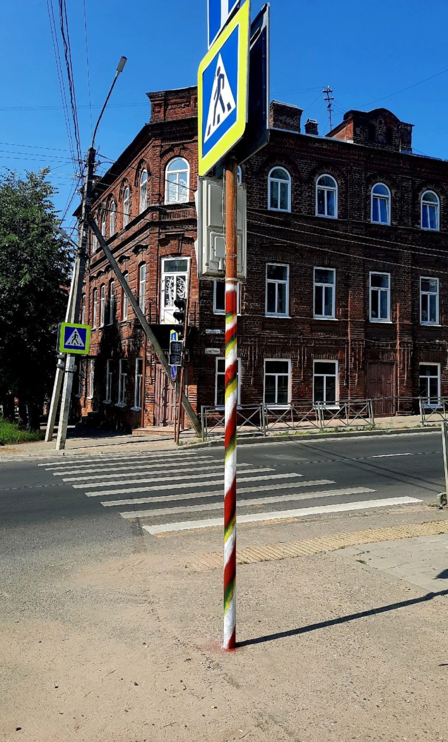 Столбы и трубы в Костроме решили преобразить красками