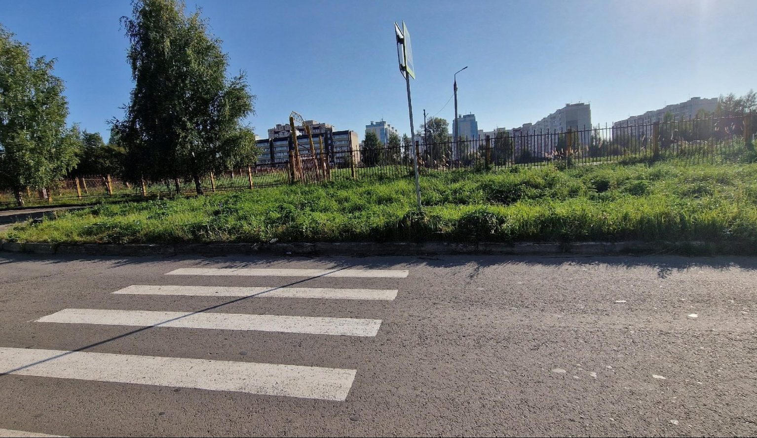 Пешеходный переход в Костроме ведет людей в никуда