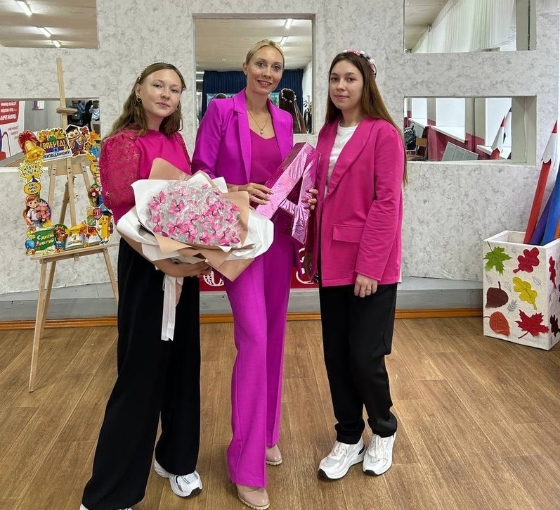 Костромские школьники и педагоги провели учебную субботу в цветах Барби