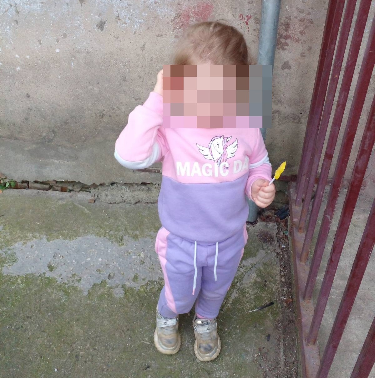 Маленький ребёнок застрял головой в перилах в Костроме