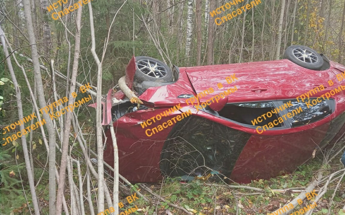 В перевернувшемся в Костромской области автомобиле пострадали люди