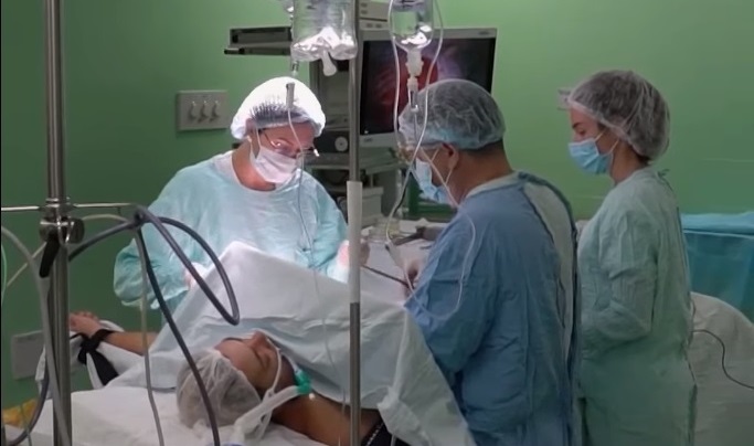 В Костроме пациентке одновременно провели две сложные операции