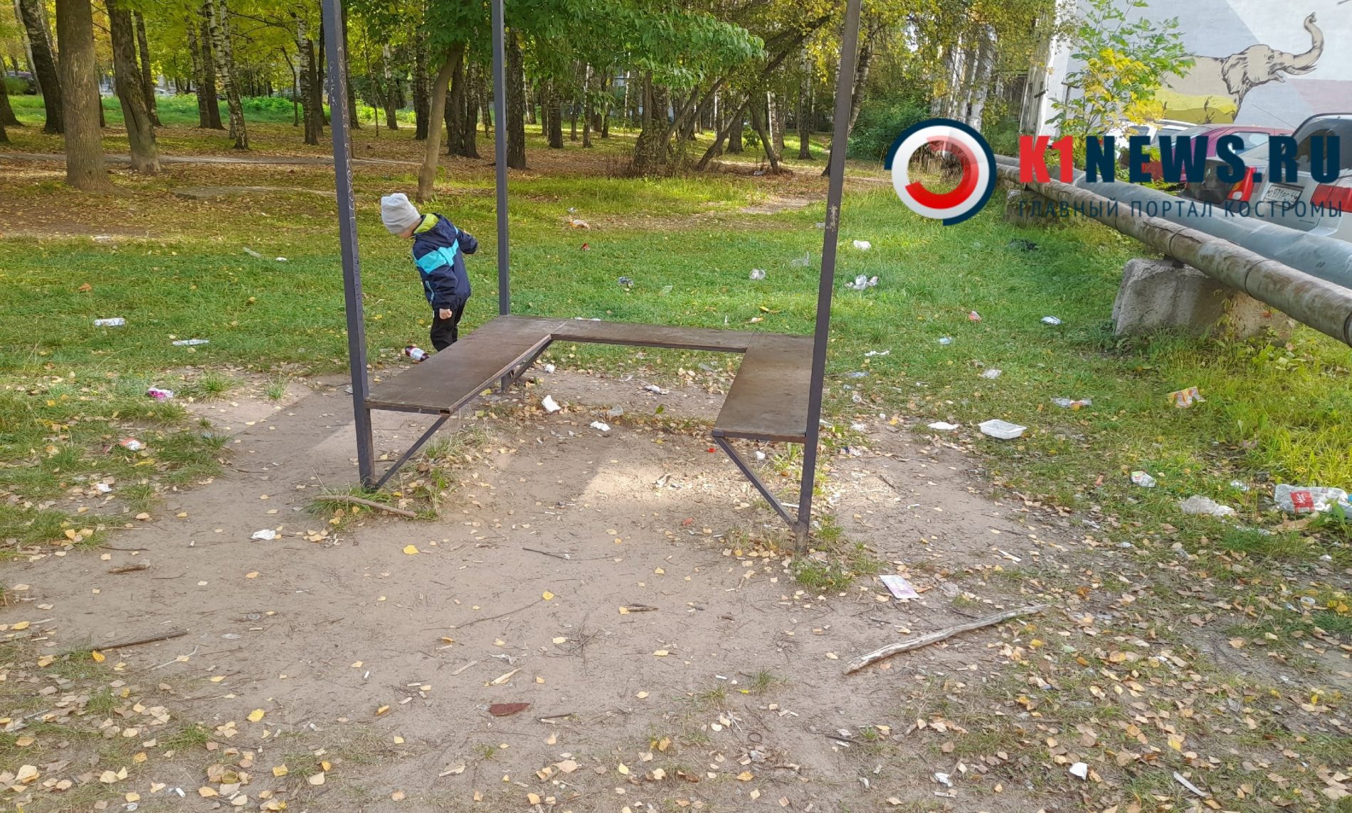 Детская площадка в Костроме утопает в мусоре