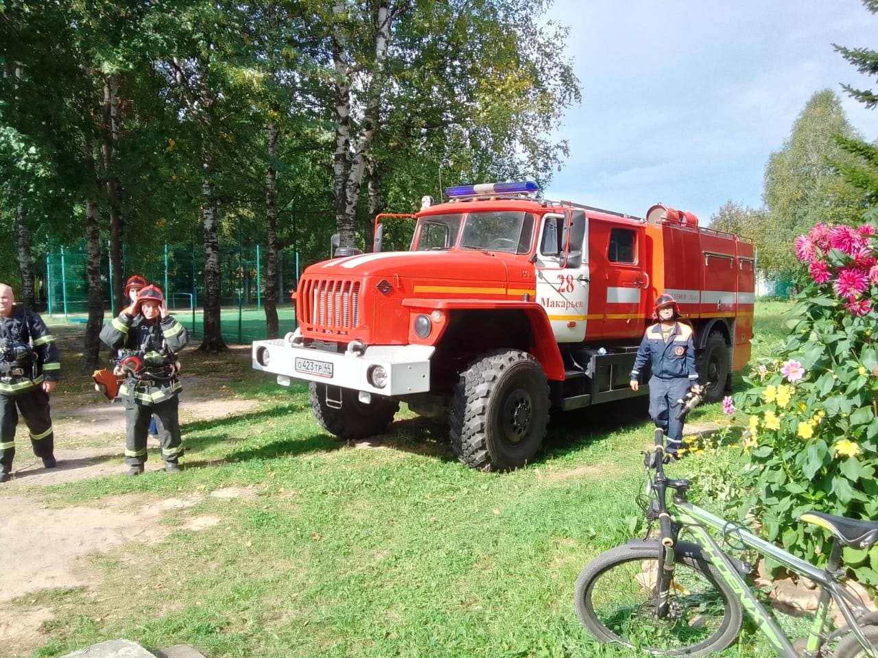 Пожарные эвакуировали школьников и педагогов в Костромской области