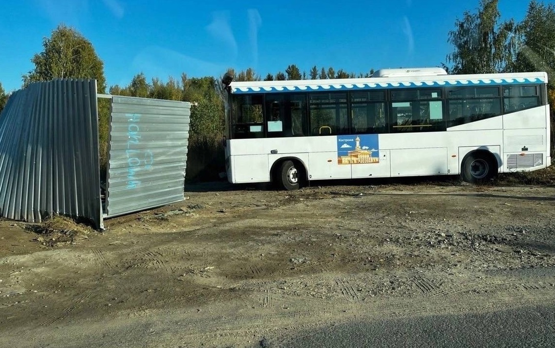В Костроме новый автобус снёс остановку и дорожный знак