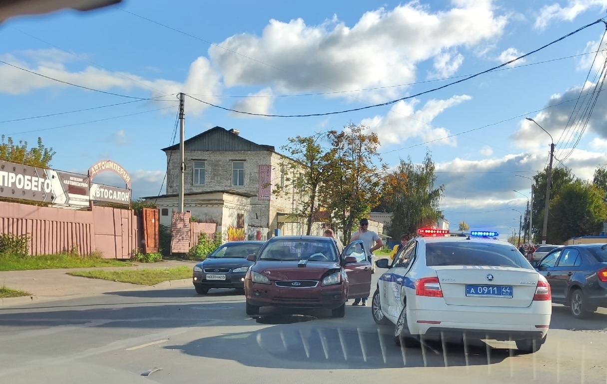 Патрульная  машина ДПС попала в аварию  в Костроме