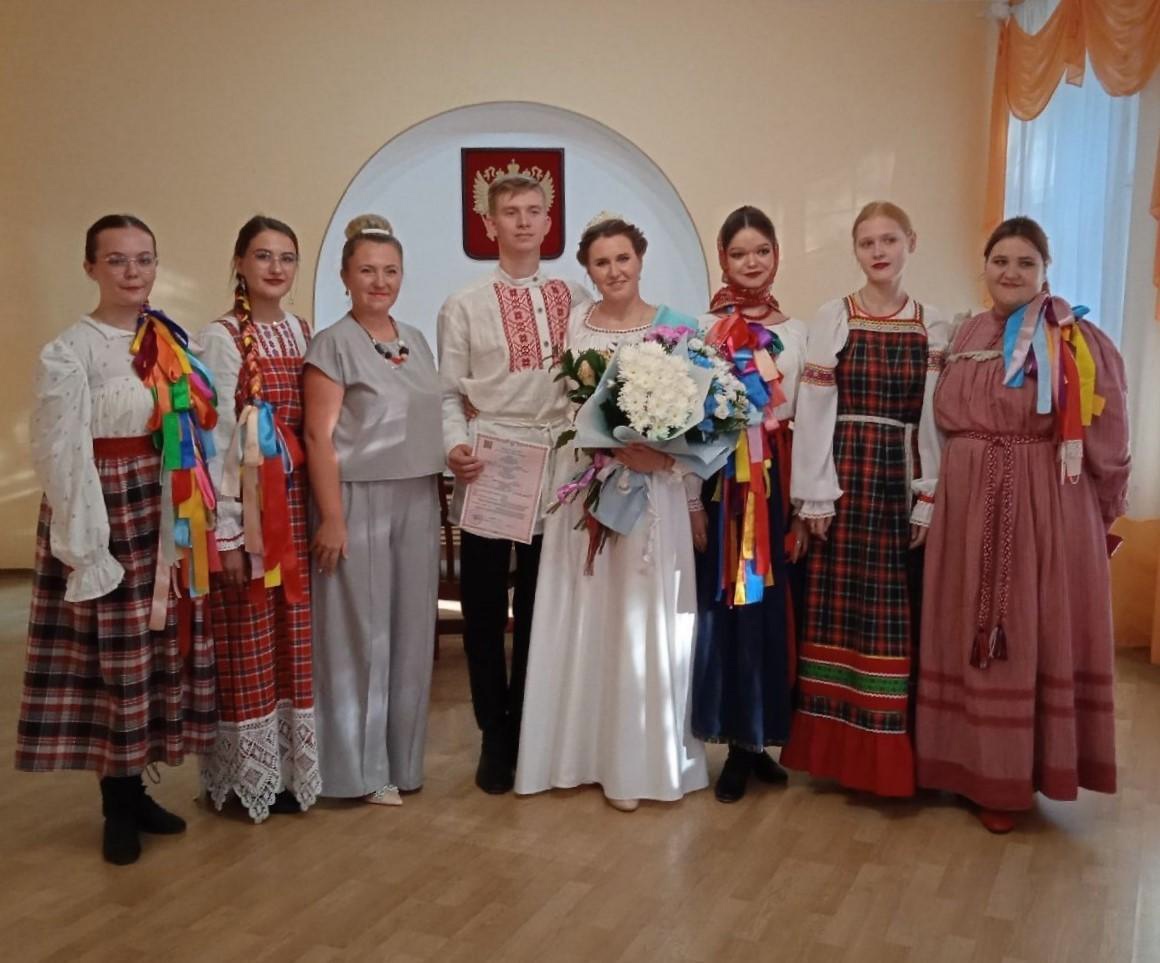 Костромичи сыграли свадьбу в народном стиле