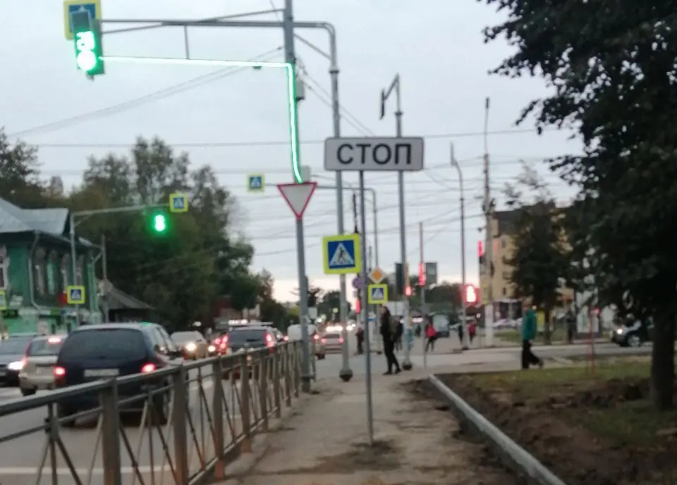 Нас услышали: дорожный знак убрали с тротуара в Костроме
