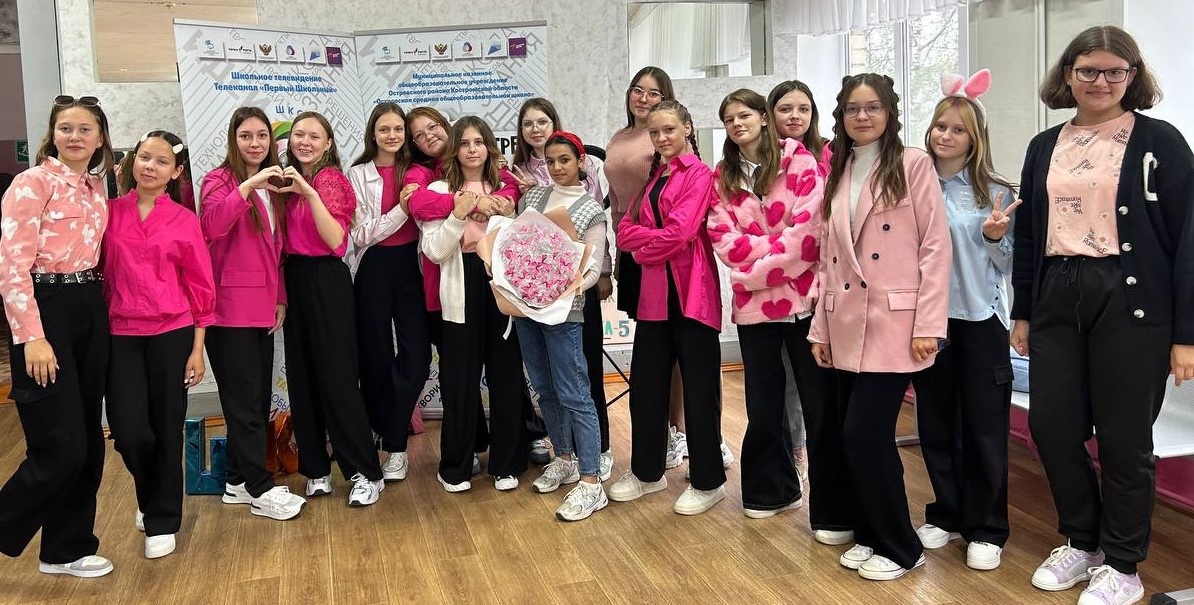 Костромские школьники и педагоги провели учебную субботу в цветах Барби