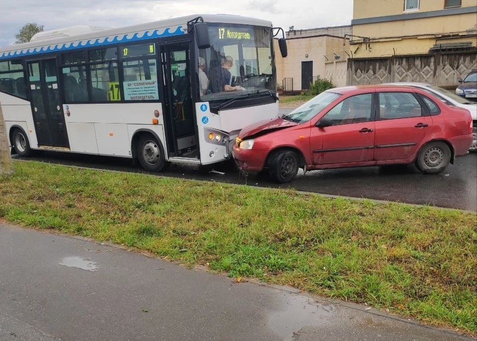 В Костроме произошло лобовое столкновение нового автобуса с легковушкой