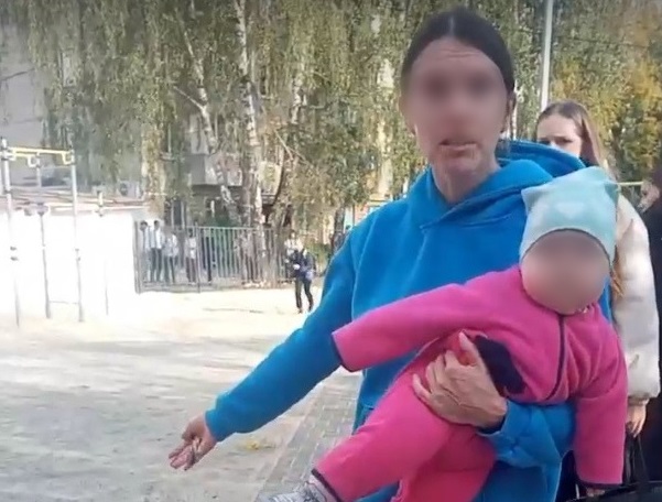 Жёсткий конфликт мамочки и подростков на детской площадке в Костроме попал на видео