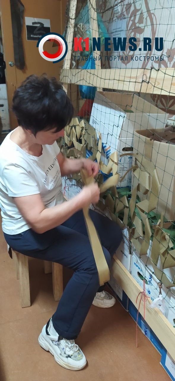 Школьники из Костромы сплели маскировочные сети для бойцов СВО